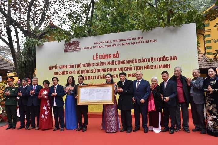 Cérémonie d'annonce de la décision du Premier ministre de reconnaître comme trésors nationaux trois voitures ayant servi au président Ho Chi Minh de 1954 à 1969.