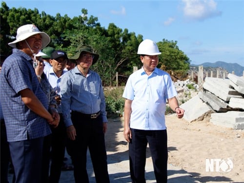 Đồng chí Trần Quốc Nam, Phó Bí thư Tỉnh ủy, Chủ tịch UBND tỉnh kiểm tra tiến độ các công trình hạ tầng thiết yếu tại xã Vĩnh Hải