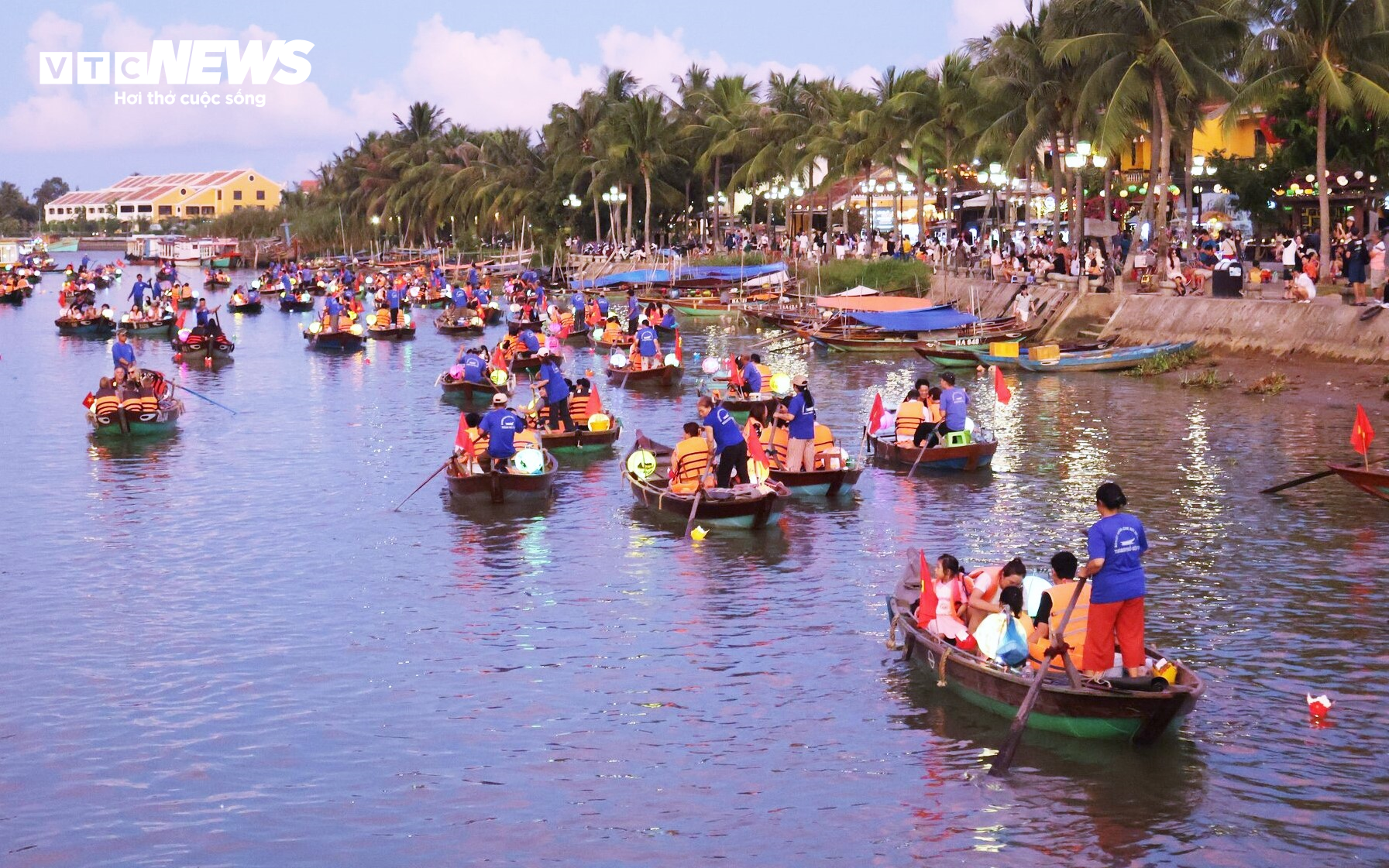 Los turistas acuden en masa a Hoi An el 2 de septiembre. (Foto: T.B.)