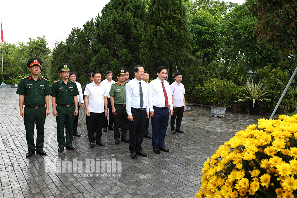 Đoàn đại biểu lãnh đạo tỉnh dâng hương nhân dịp 79 năm Cách mạng Tháng Tám và Quốc khánh 29