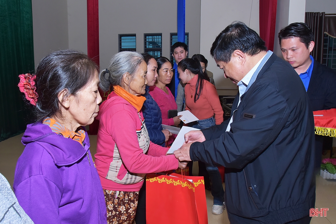 Minister für Planung und Investitionen nimmt am Großen Tag der Solidarität teil und überreicht Geschenke zur Unterstützung benachteiligter Familien in Ha Tinh