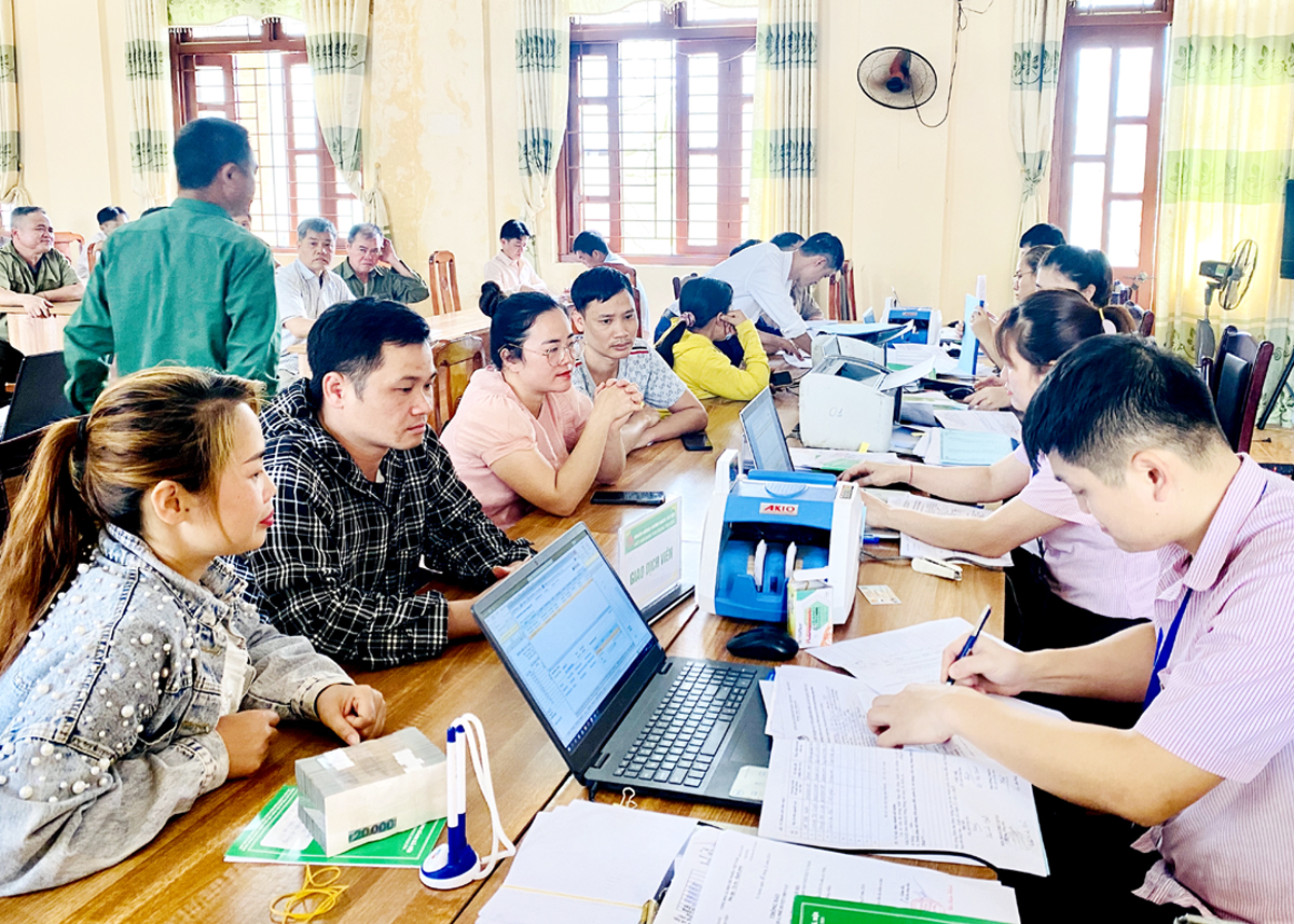 Mitarbeiter der Social Policy Bank des Bezirks Vi Xuyen vergeben Kredite an die Bevölkerung der Gemeinde Linh Ho.