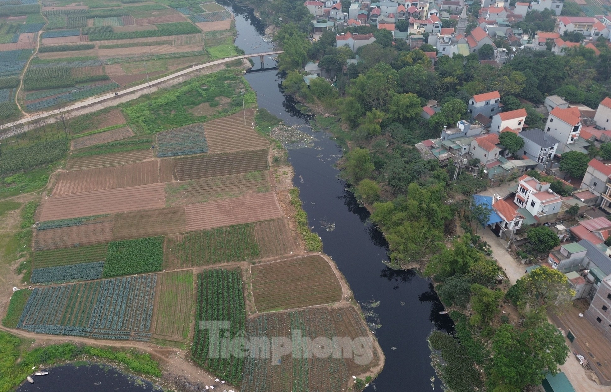 ហាណូយ៖ ទិដ្ឋភាព​បិទ​ជិត​នៃ​ទឹក​សំណល់​ខ្មៅ​ហូរ​ចូល​ទន្លេ​ថ្ងៃ រូបថត ១