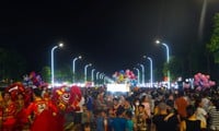 Des milliers de personnes se rassemblent à Cua Lo pour participer à la rue nocturne de Nguyen Hue