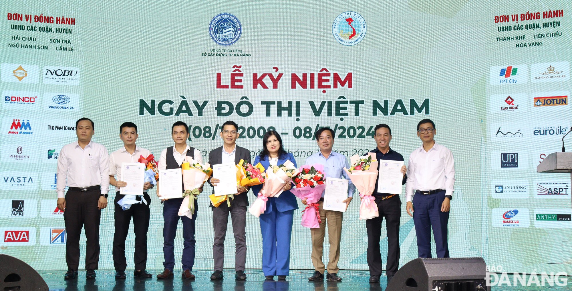 Lãnh đạo Sở Xây dựng tặng hoa và thư cảm ơn các nhà đầu tư, nhà thầu thi công các dự án lớn mới được cấp phép xây dựng trong năm 2024. Ảnh: HOÀNG HIỆP