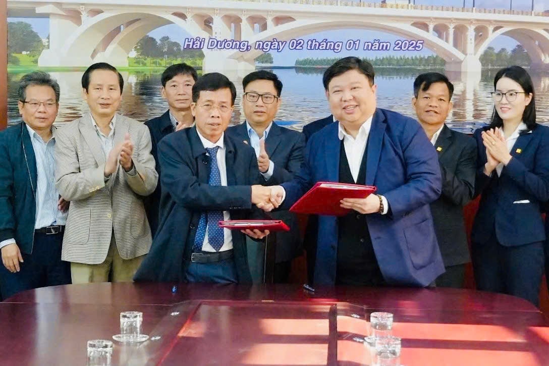 Firma del contrato de patrocinio para el proyecto del puente Dai An que conecta la circunvalación de la ciudad de Hai Duong I