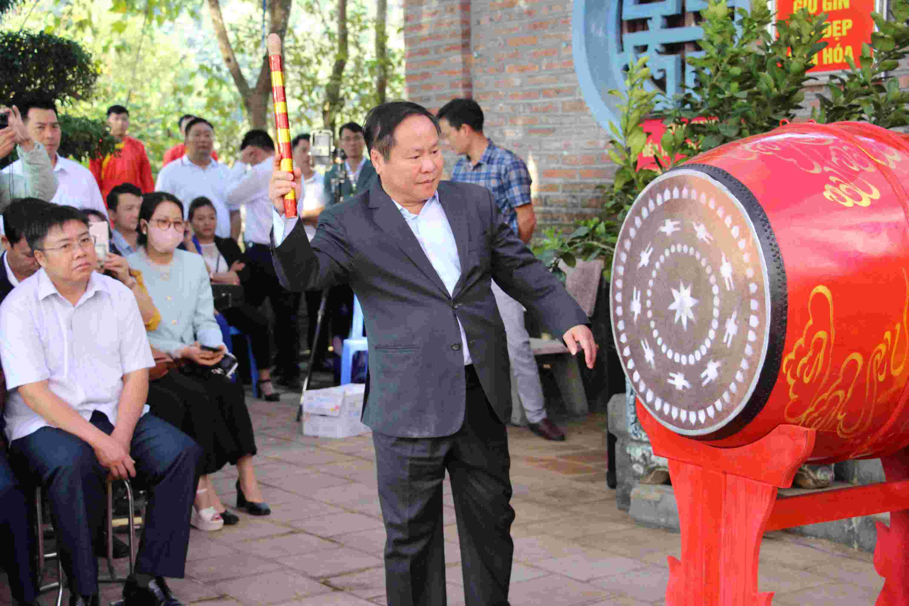 Đồng chí Tống Thanh Hải đánh trống khai màn lễ hội. 