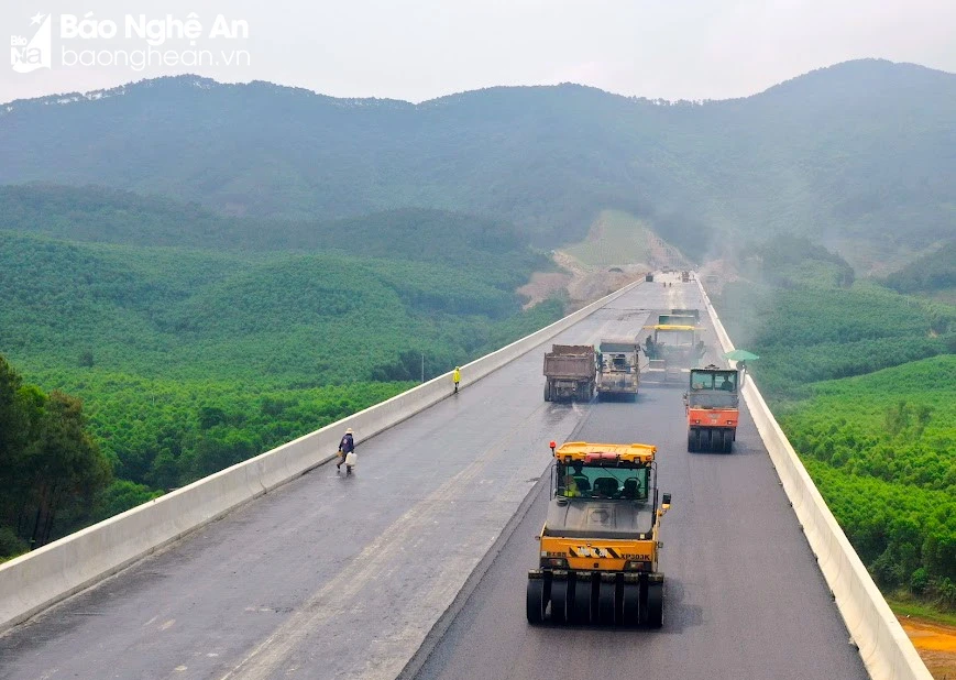 The Prime Minister requested construction in '3 shifts, 4 teams' to complete the Dien Chau - Bai Vot expressway on schedule.