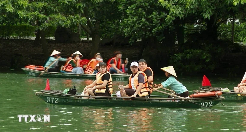 Tourists visit Trang An scenic complex, Ninh Binh. (Photo: Thuy Dung/VNA)