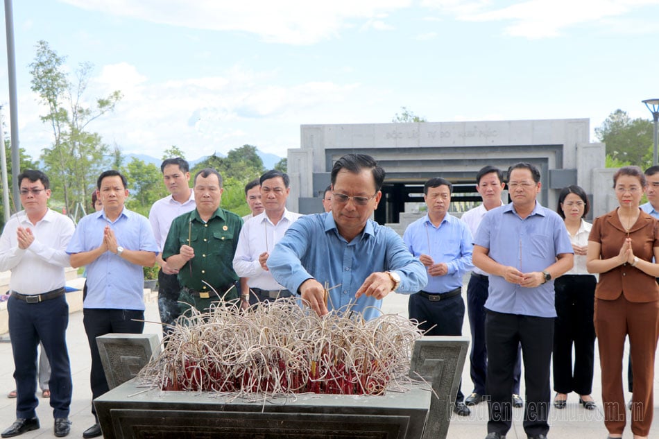 Đoàn công tác tỉnh Lào Cai tri ân anh hùng liệt sĩ tại Điện Biên