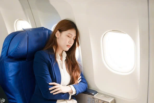 Por qué los pasajeros nunca deben apoyar la cabeza contra la ventana de un avión