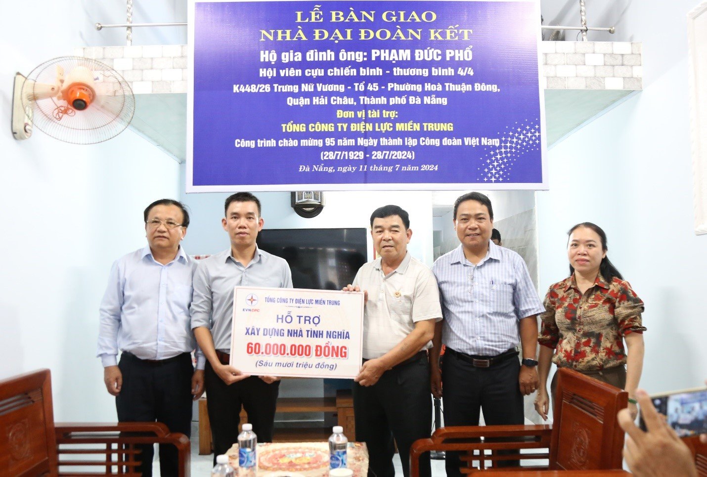 EVNCPC, PC Da Nang의 지도자와 모든 계층의 당국자들이 Pham Duc Pho 씨의 가족과 함께 기쁨에 동참했습니다.