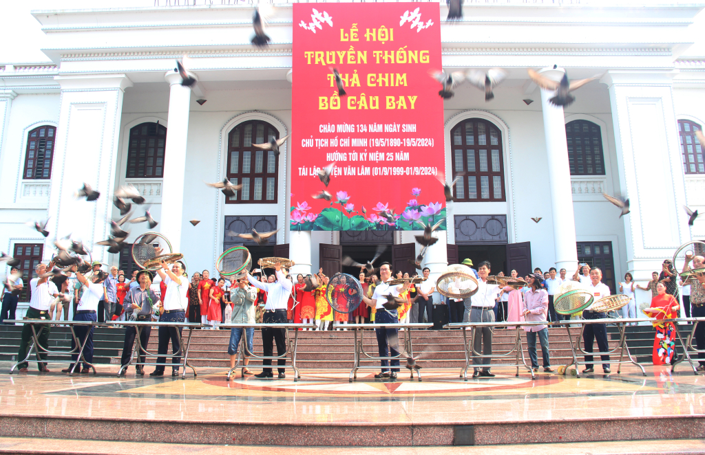 Delegates release pigeons to open the festival