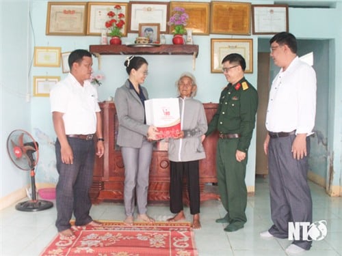 Visite et remise de cadeaux à la famille du héros des forces armées populaires Ta Bo Cuong