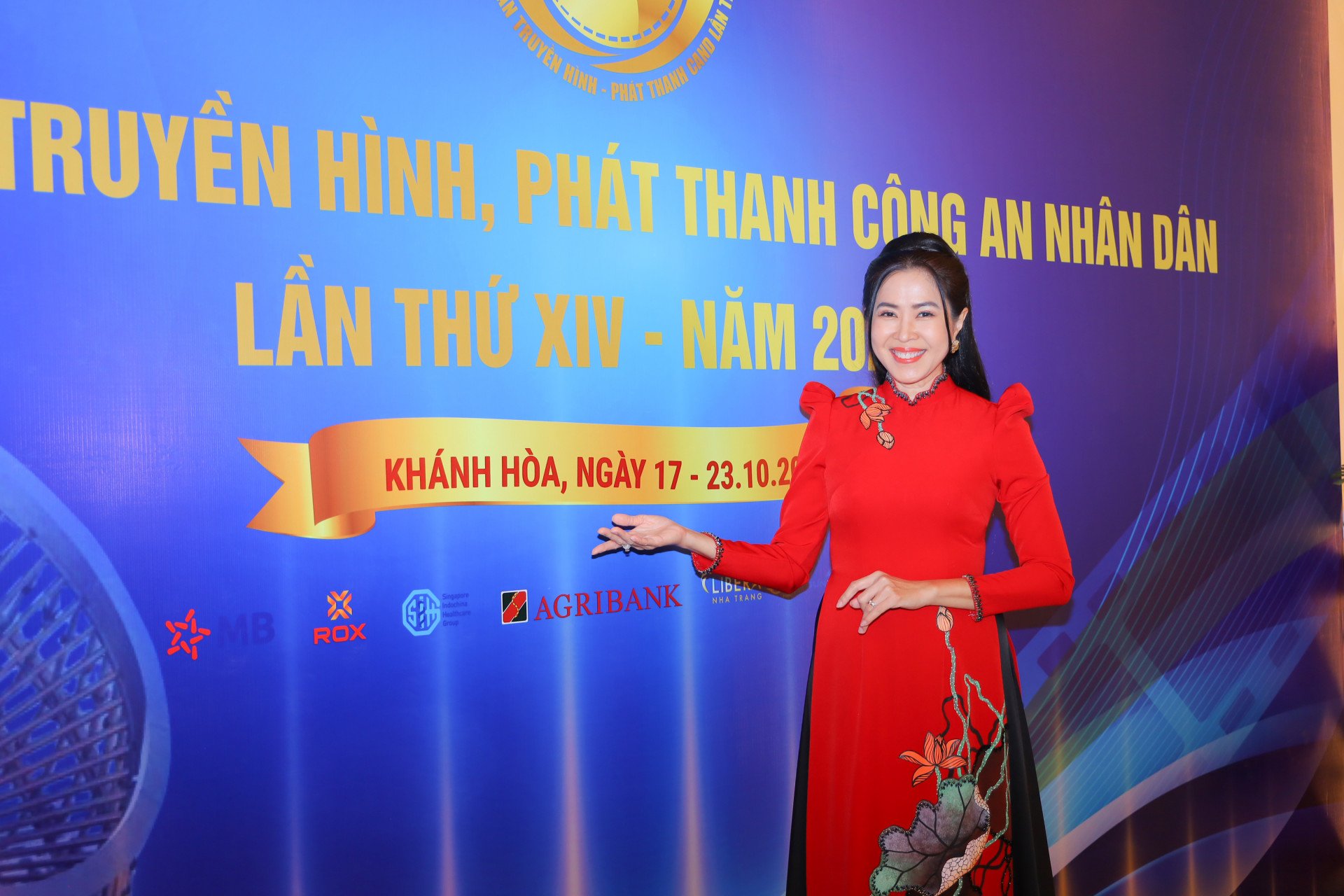 MC Quynh Hoa au Festival de télévision et de radio CAND qui s'est tenu dans la ville de Nha Trang.