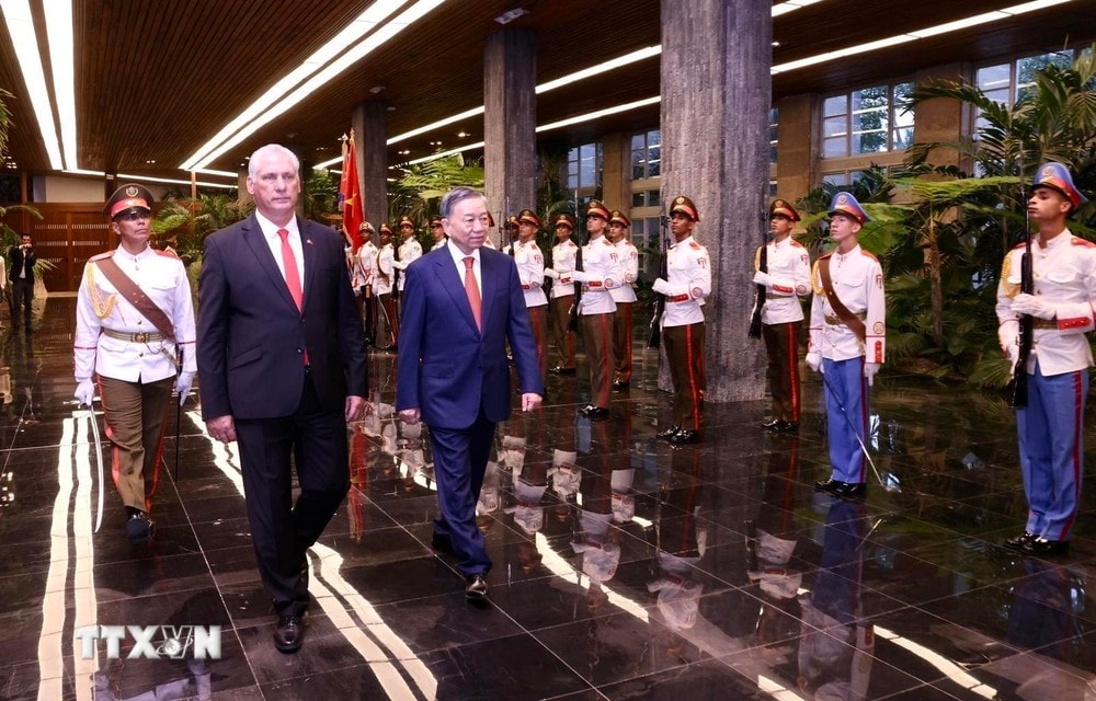 Generalsekretär und Präsident To Lam sowie der Erste Sekretär der Kommunistischen Partei Kubas und Präsident Kubas Miguel Díaz-Canel Bermudez nehmen die Ehrengarde ab. (Foto: Lam Khanh/VNA)