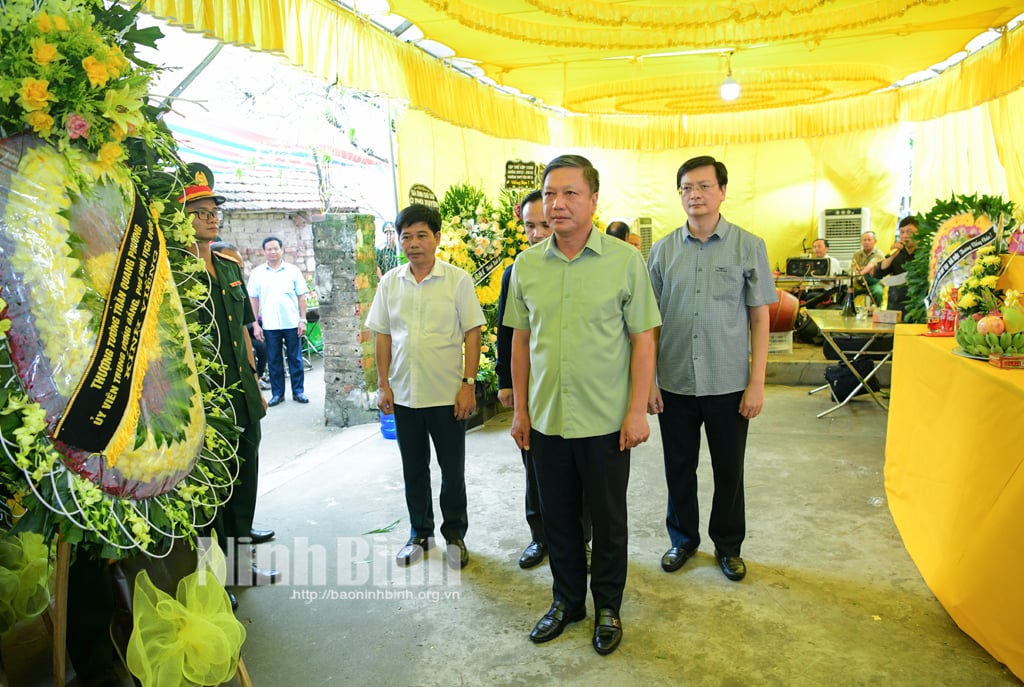 Các đoàn đại biểu của tỉnh thăm động viên gia đình chiến sĩ hy sinh khi làm nhiệm vụ phòng chống bão số 3