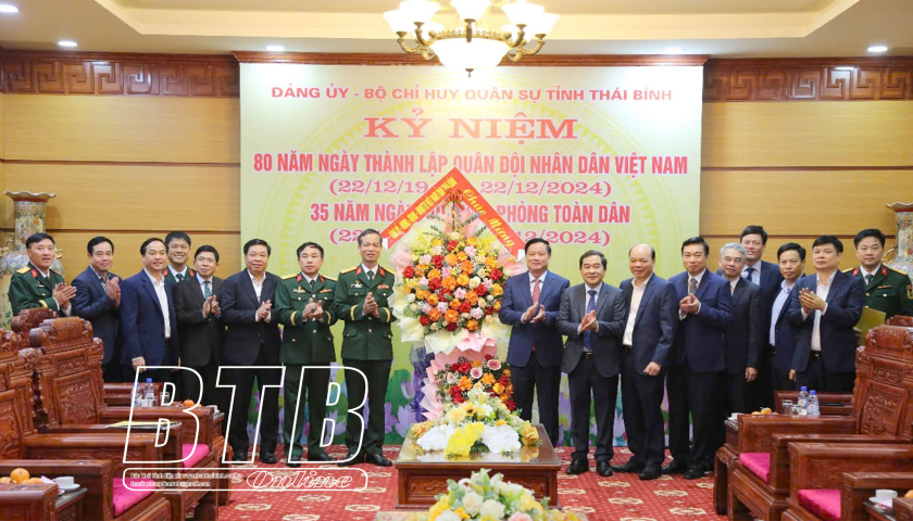 Los líderes provinciales felicitan a los oficiales y soldados de las fuerzas armadas provinciales en el 80º aniversario de la fundación del Ejército Popular de Vietnam.