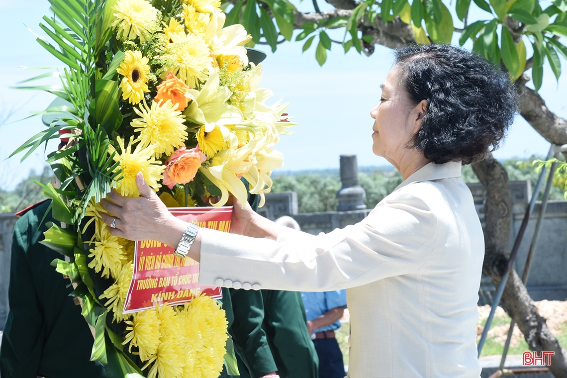 สมาชิกเลขาธิการ Truong Thi Mai นำธูปไปจุดตามที่อยู่สีแดงและมอบของขวัญให้กับผู้คนในหมู่บ้านห่าติ๋ญ