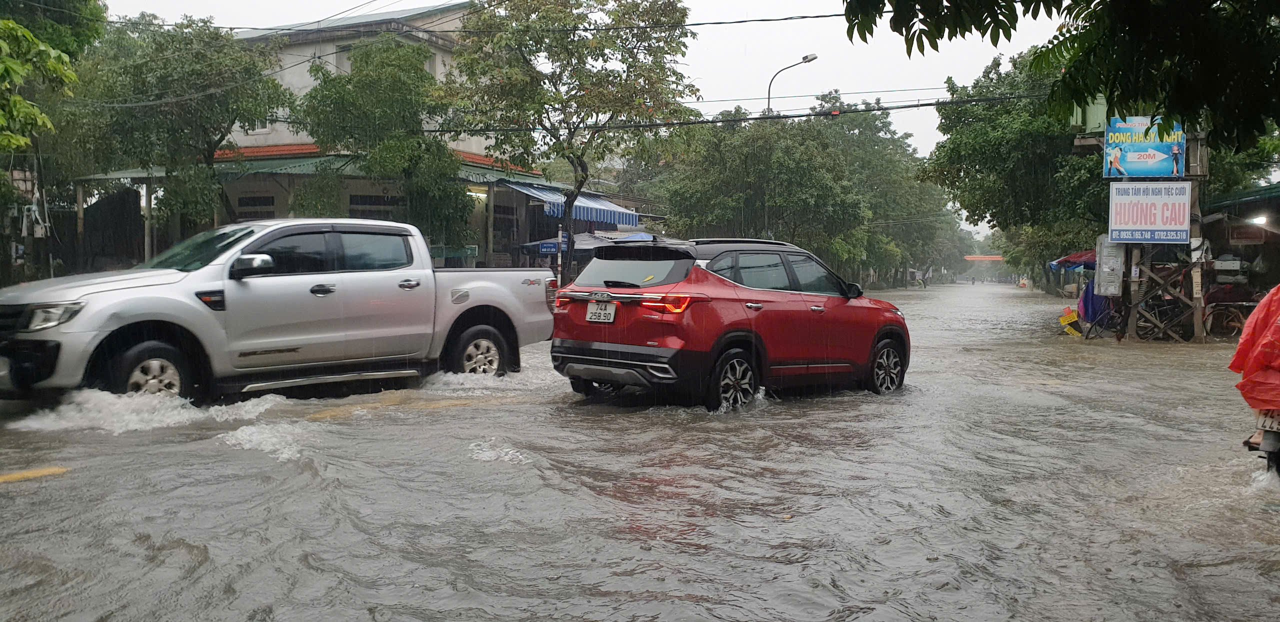 Đông Hà: Mưa trắng trời, nhiều tuyến phố ngập sâu