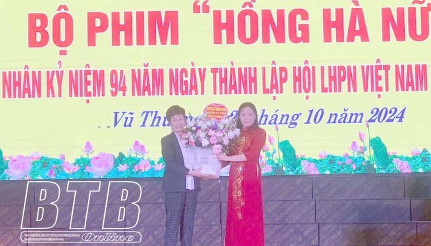 Công chiếu bộ phim “Hồng Hà nữ sĩ” tại huyện Vũ Thư