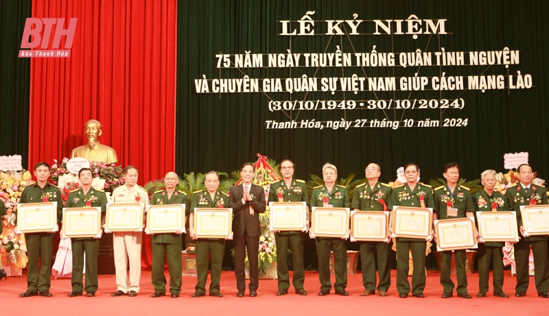 Meeting to celebrate the 75th anniversary of the traditional day of Vietnamese volunteer soldiers and military experts helping the Lao revolution