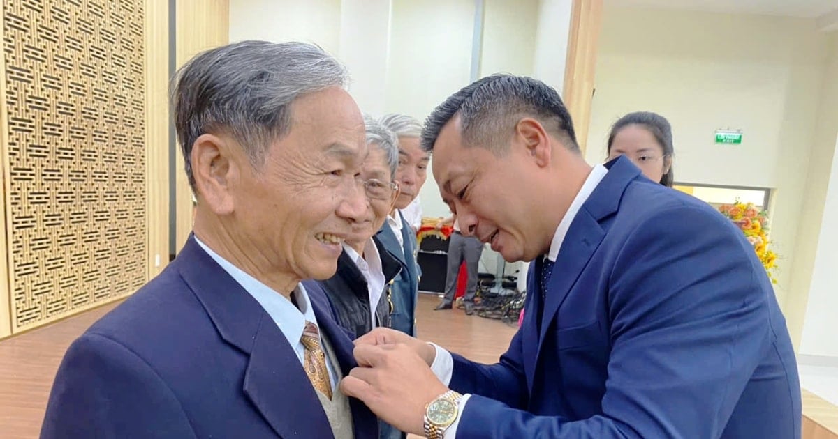 Dai Loc awarded Party badges on February 3 to Party members