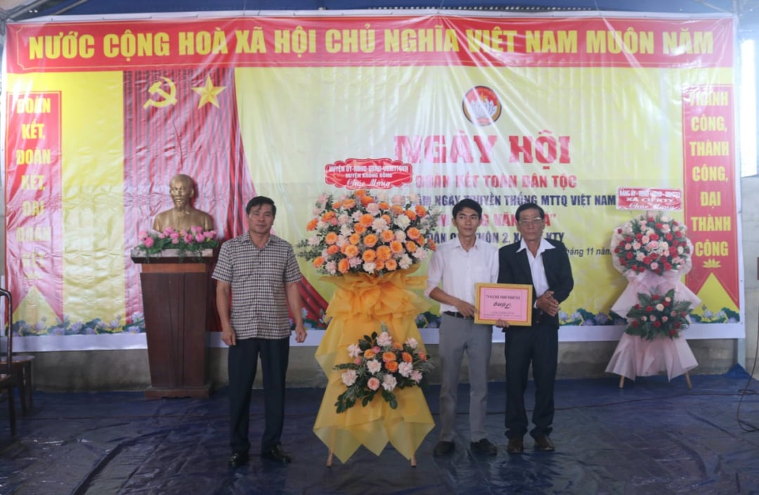 Secretarul Comitetului de Partid al Districtului Krong, Do Quoc Huong, a oferit un coș cu flori în semn de felicitare pentru Ziua Marii Unități a Satului 2.