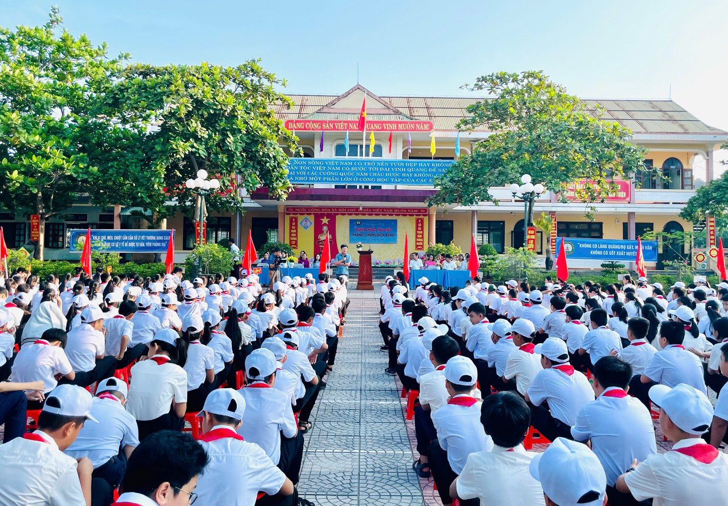 CDCQB ទំនាក់ទំនង​ការ​បង្ការ​ជំងឺ​នៅ​តាម​សាលារៀន​ក្នុង​ស្រុក Le Thuy។