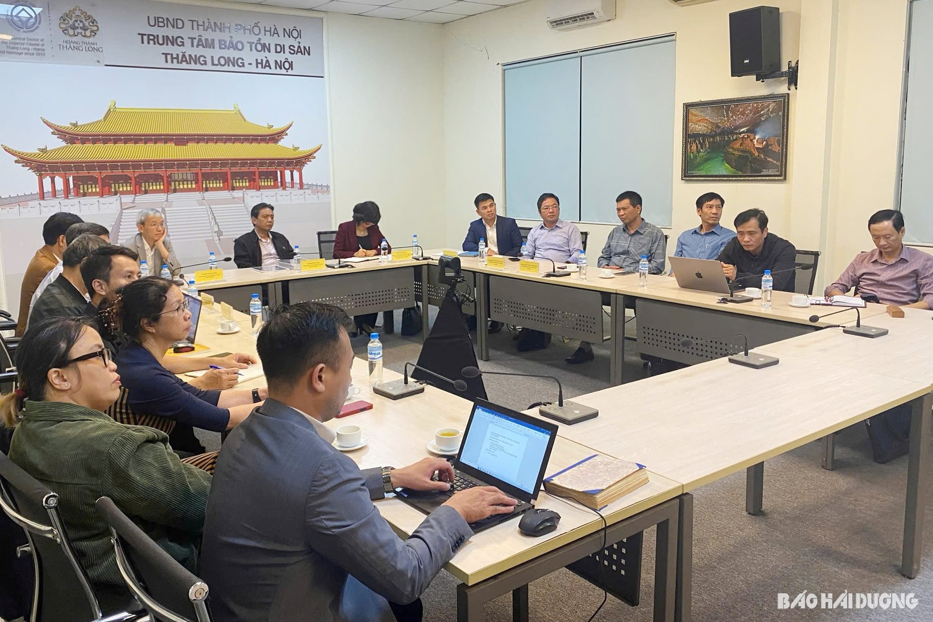 Les délégués participant à la conférence en ligne au point de pont du Vietnam