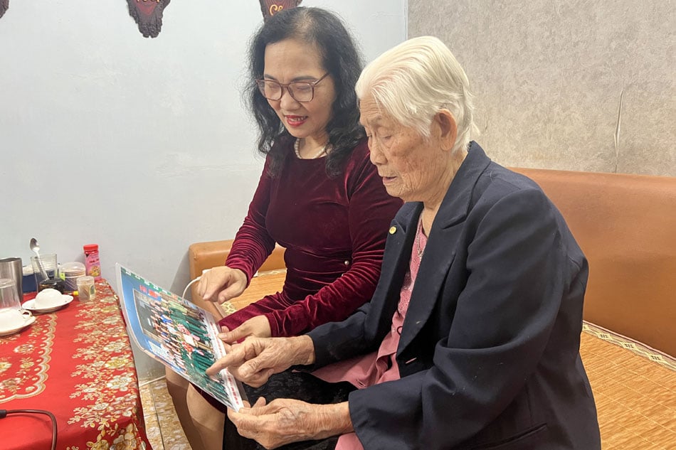 Mme Vu Thi Kim Lan et sa belle-fille évoquent des souvenirs héroïques du passé.