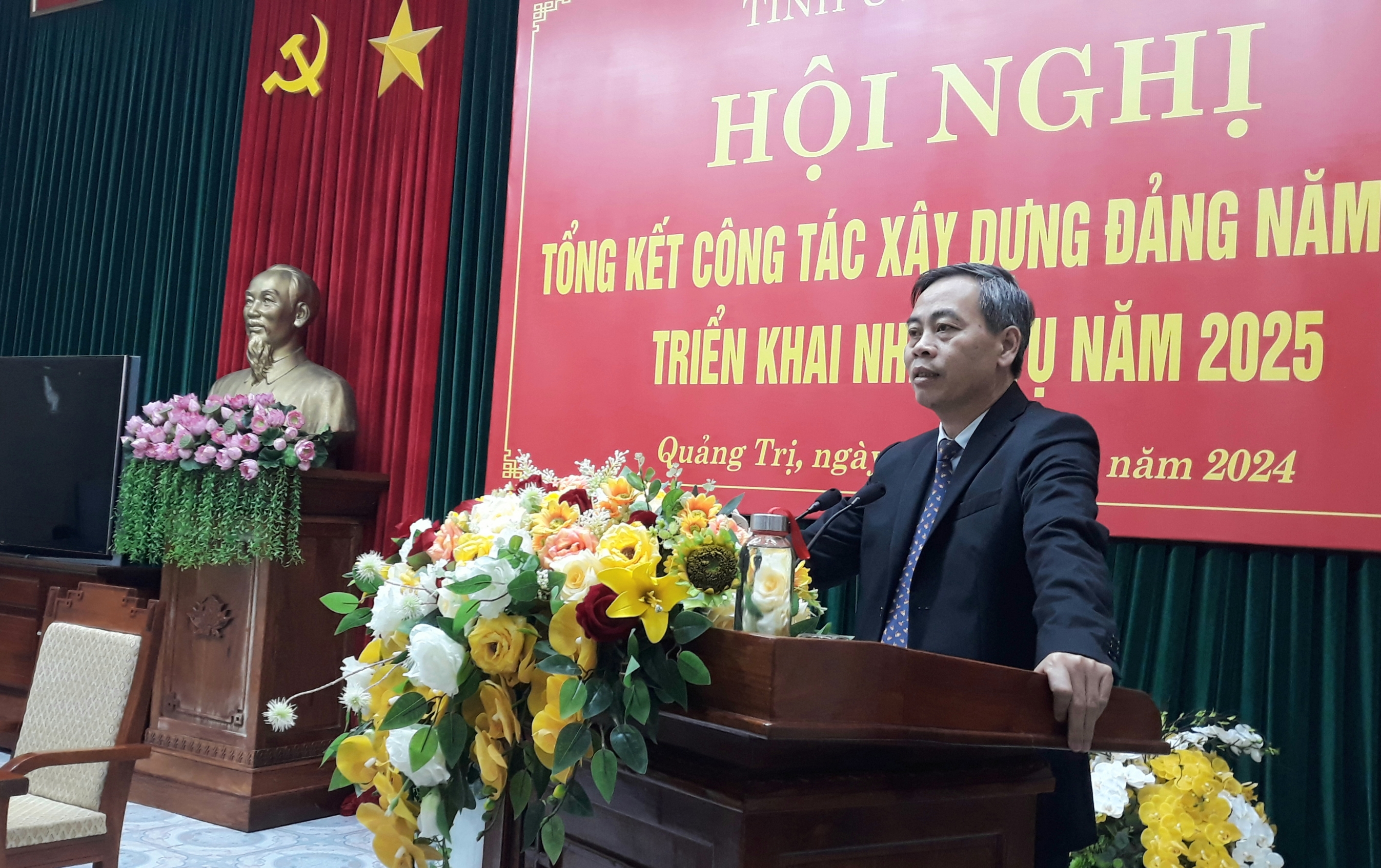 Quang Tri Provincial Party Committee deploys Party building work in 2025