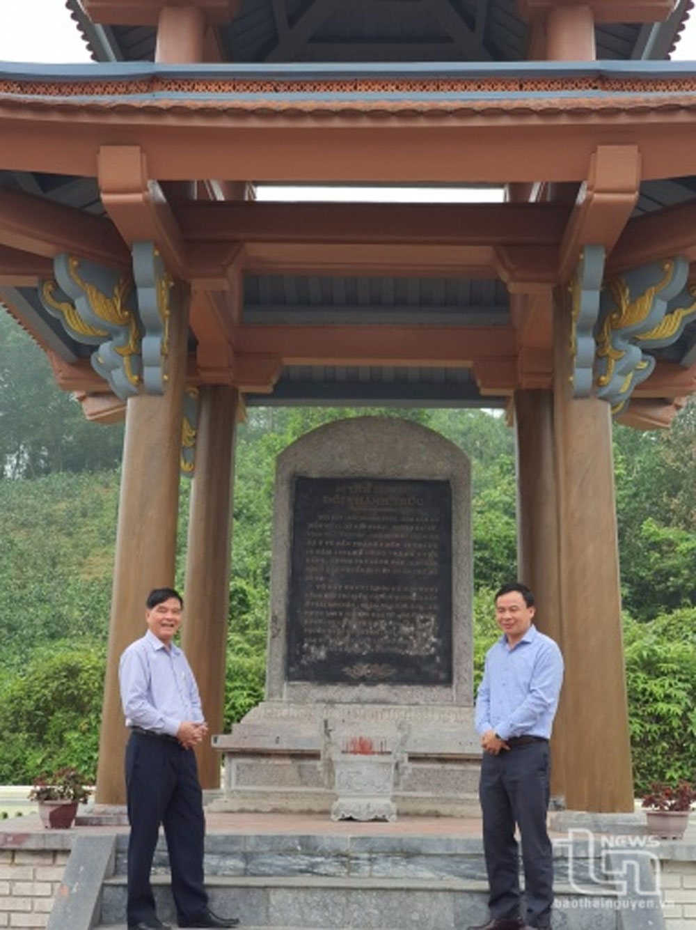 អ្នកនិពន្ធ (ឆ្វេង) នៅវិមាន Dam Mua ឃុំ Ban Ngoai (Dai Tu)។