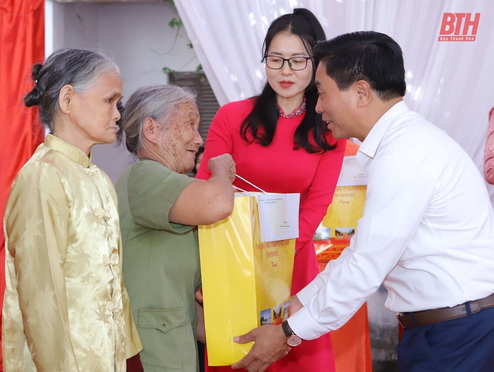 Bí thư Tỉnh ủy Nguyễn Doãn Anh chung vui ngày hội đại đoàn kết toàn dân tộc tại khu phố Quảng Xá