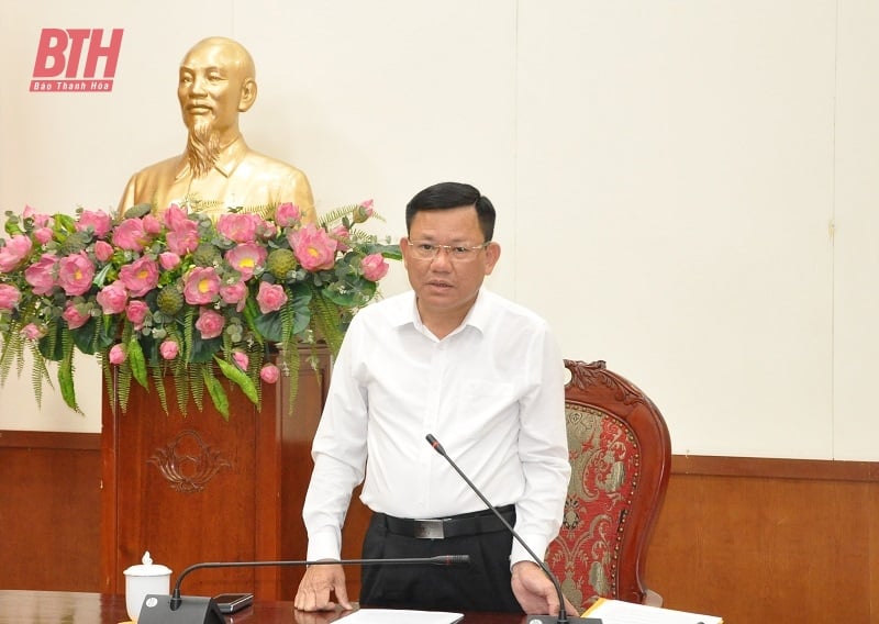 Implementar sincrónicamente soluciones para mejorar la efectividad del desarrollo turístico en la provincia de Thanh Hoa.