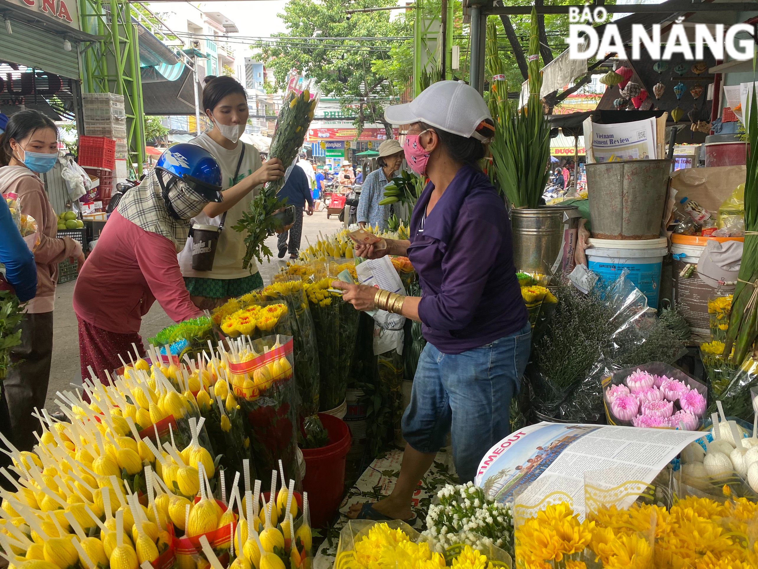 Las flores frescas son uno de los productos más vendidos durante el día 15 del séptimo mes lunar. Foto: CHIEN THANG