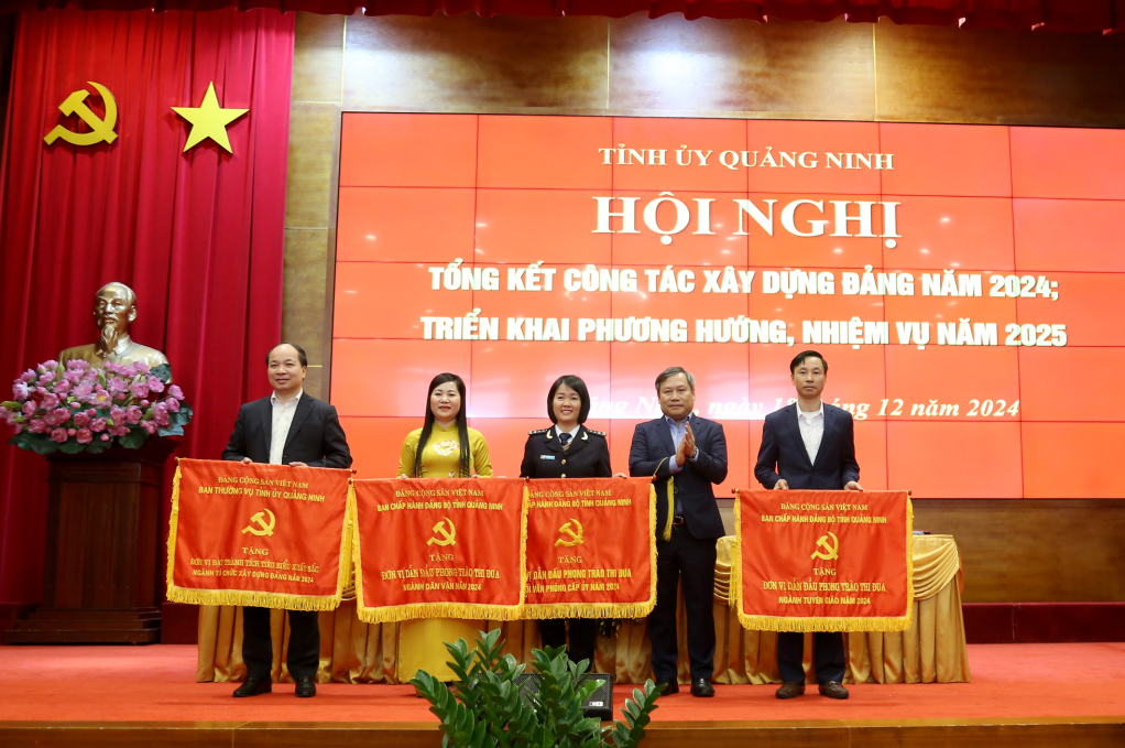 Comrade Vu Dai Thang, Member of the Party Central Committee, Secretary of the Provincial Party Committee, awarded the Emulation Flag to 4 collectives with outstanding achievements leading the emulation movement in the sectors of Propaganda, Party Building Organization, Mass Mobilization, and Party Committee Office in 2024.