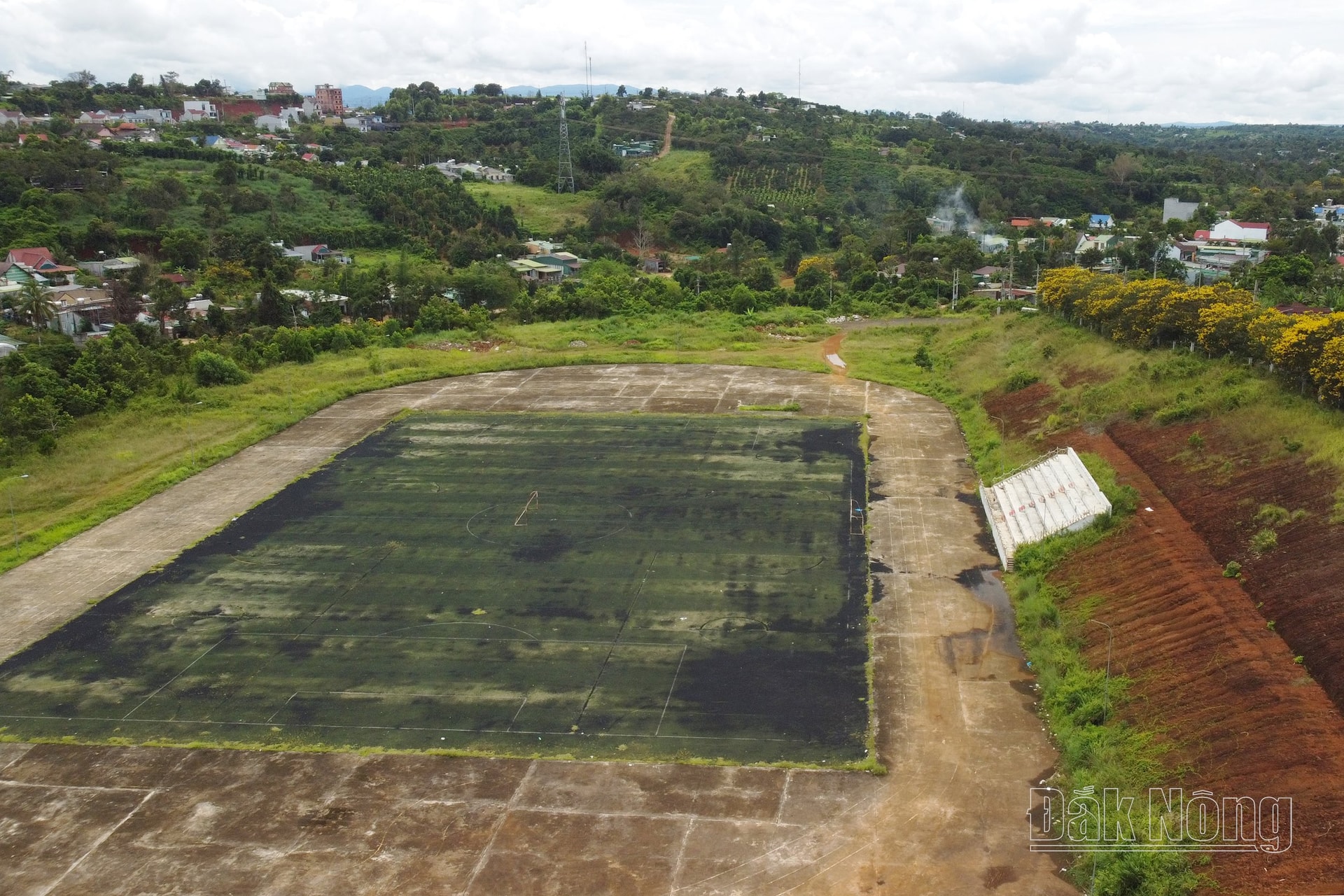 Sân vận động tỉnh Đắk Nông (cũ) có diện tích hơn 5,6ha ở trung tâm phường Nghĩa Tân, TP. Gia Nghĩa. Trong đó, khu vực sân nhân tạo, khán đài, đường piste có diện tích gần 1,8ha và đã nhiều năm không sử dụng.