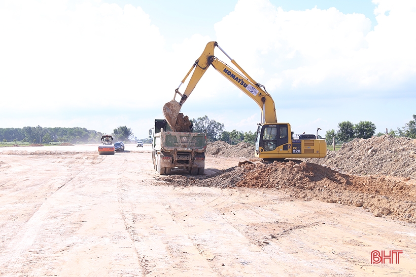 El Viceministro de Transporte Le Dinh Tho: Ha Tinh está haciendo grandes esfuerzos para limpiar el sitio y asegurar la fuente de materiales para la construcción de la Autopista Norte-Sur.