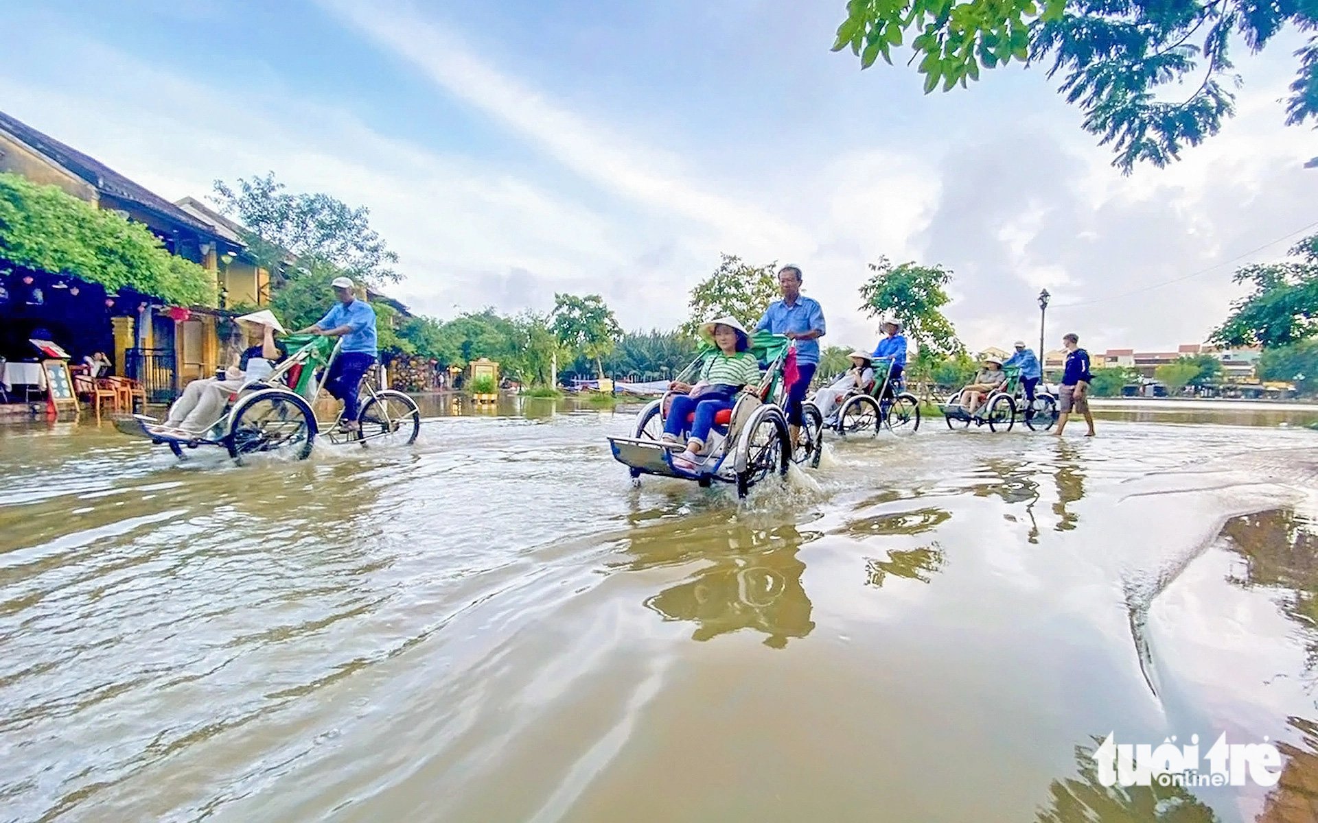 Mùa lụt thành sản phẩm du lịch - Ảnh 1.