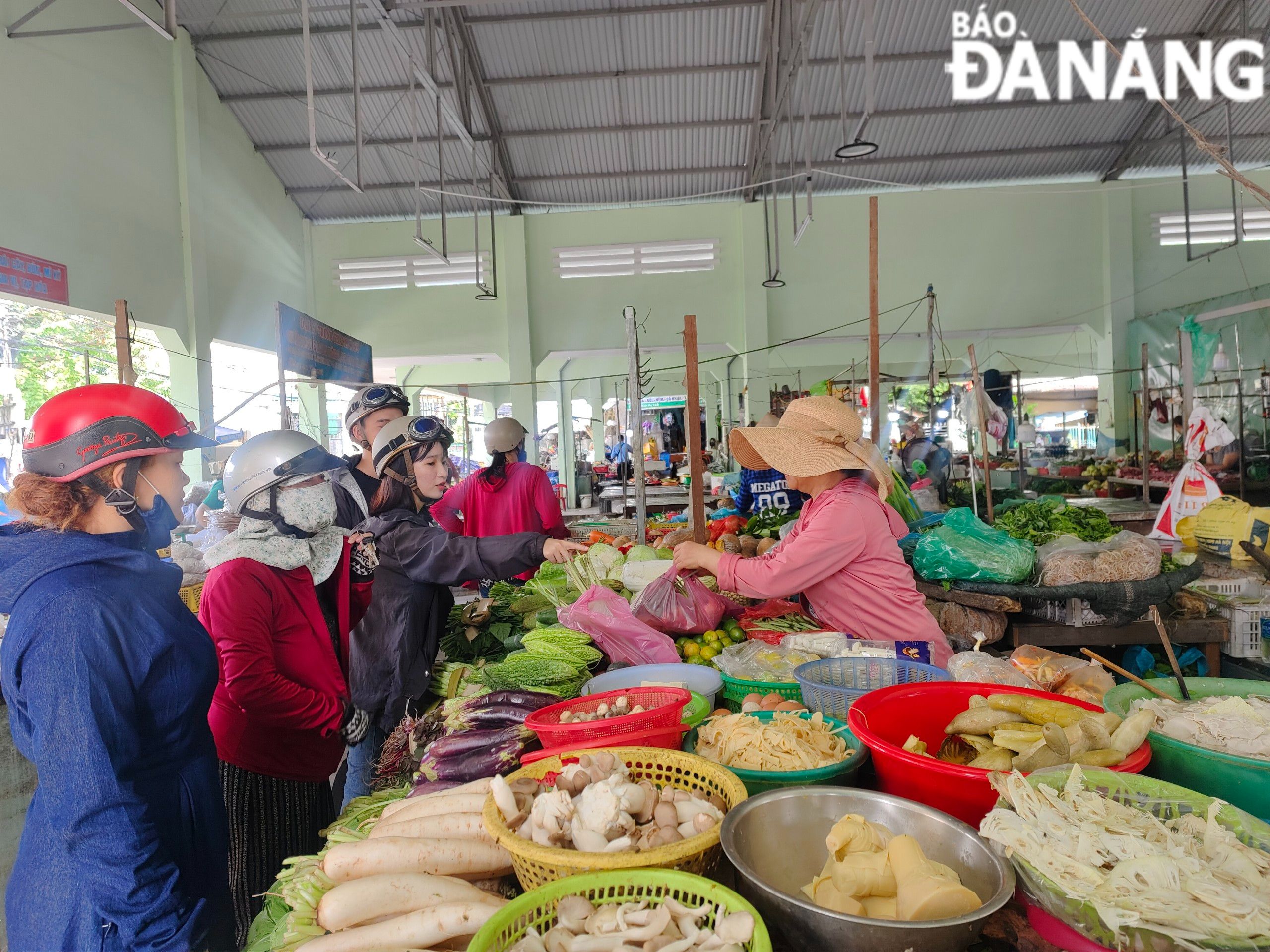 El número de visitantes a los mercados tradicionales aumentó drásticamente la mañana del 29 de agosto (14 de julio según el calendario lunar). Foto: CHIEN THANG