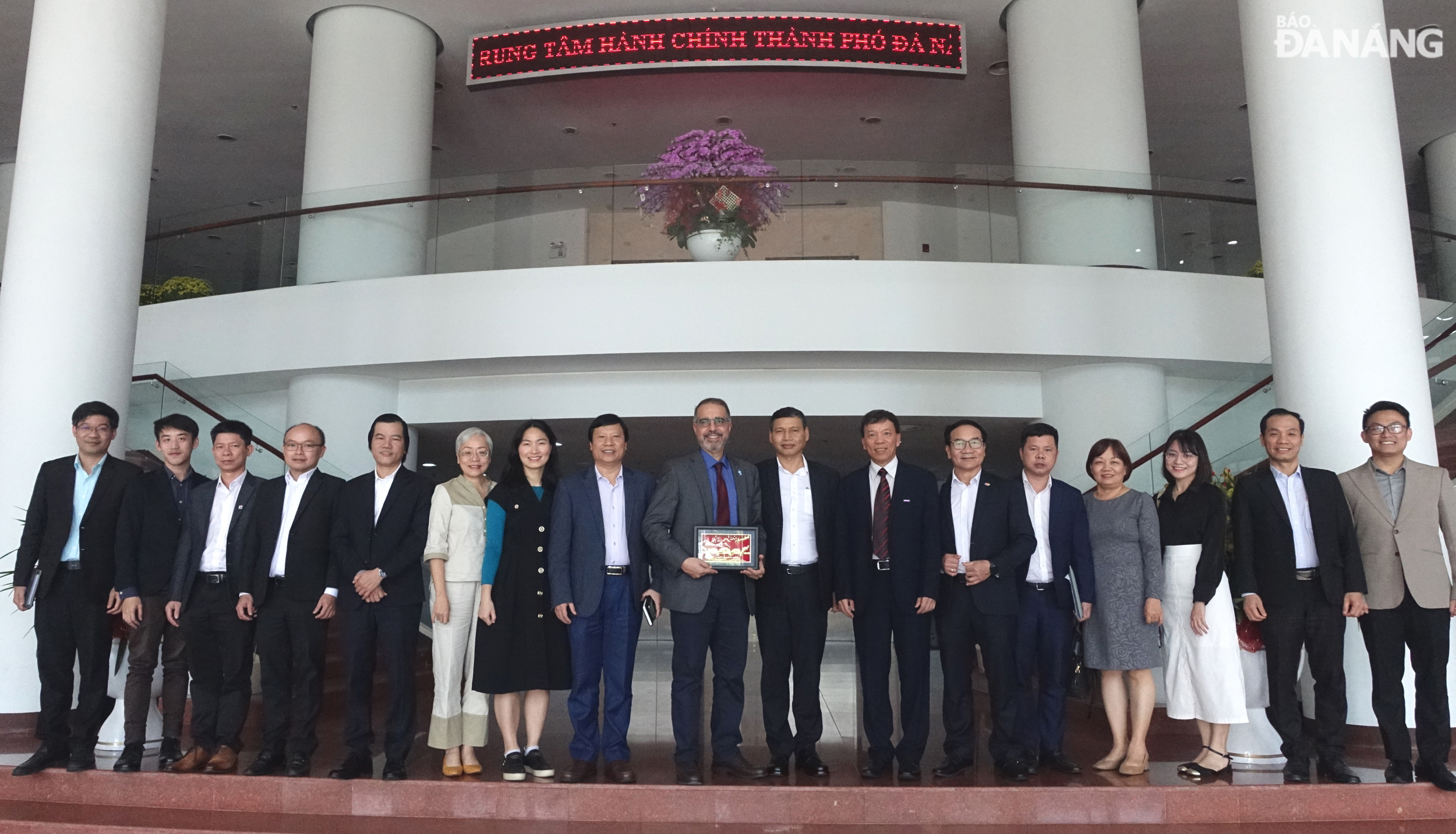 Der ständige stellvertretende Vorsitzende des Volkskomitees der Stadt, Ho Ky Minh, die Leiter der Abteilungen, Behörden und Universitäten sowie die Delegation der Intel Group machten im Verwaltungszentrum der Stadt Da Nang ein Erinnerungsfoto. Foto: HOANG HIEP