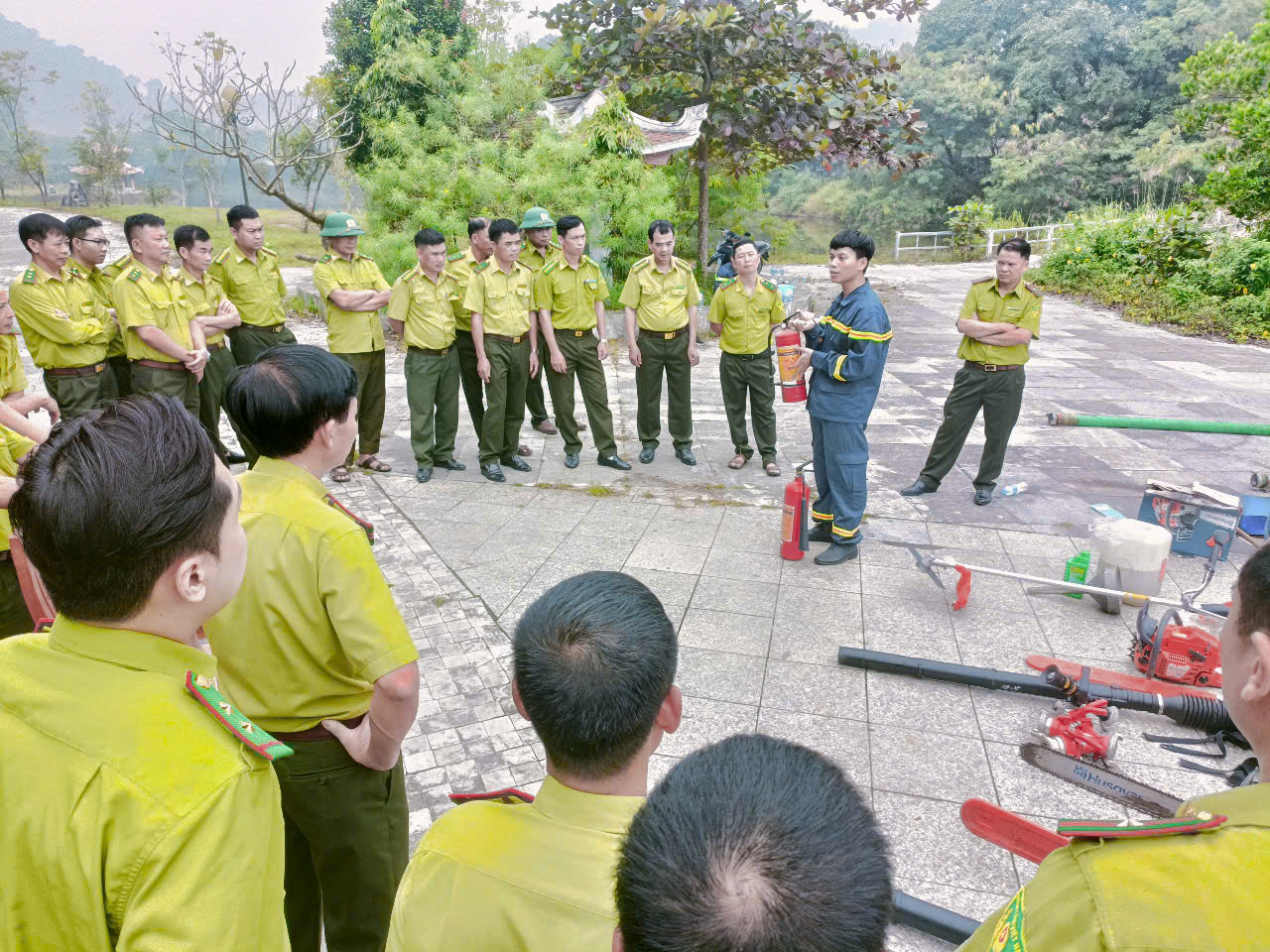 Tập huấn sử dụng phương tiện, dụng cụ chữa cháy rừng