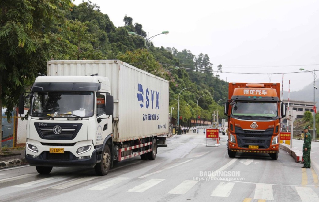 Importieren und exportieren Sie Fahrzeuge über den internationalen Grenzübergang Huu Nghi