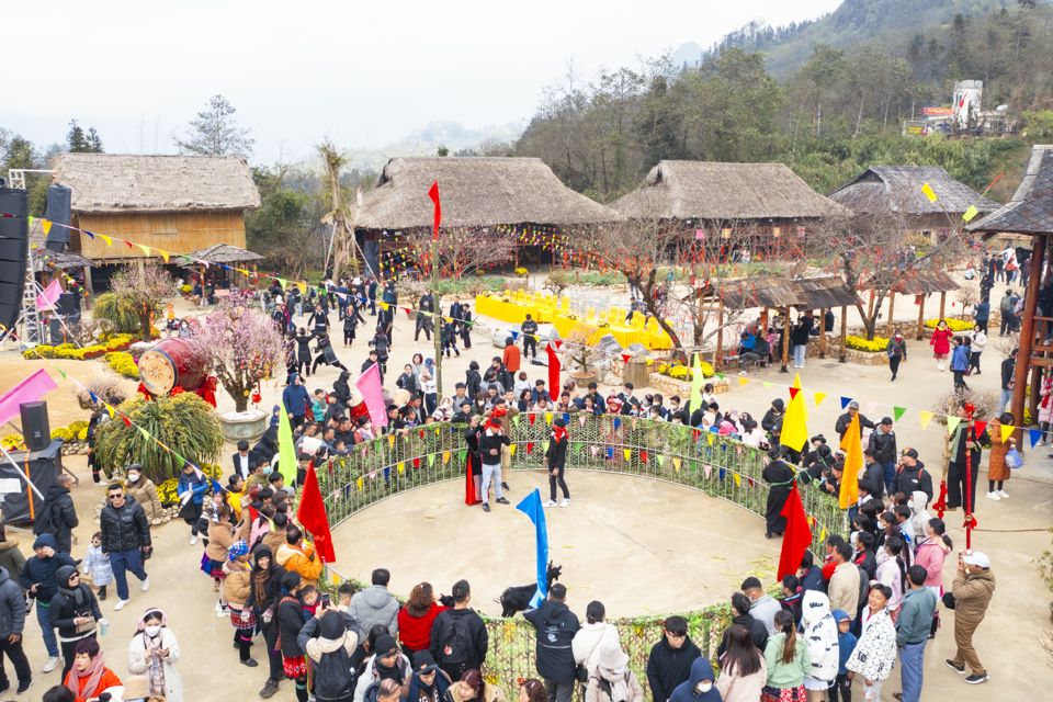 춘절은 천국의 문을 여는 축제로, 매년 설날마다 사파에서 열리는 특별한 설날 문화 행사입니다.