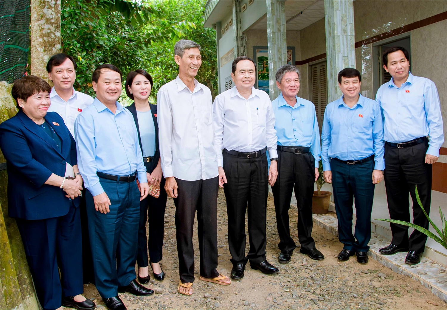 Chủ tịch Quốc hội cùng các thành viên Đoàn công tác chụp ảnh lưu niệm cùng ông Sơn Văn Được, là Người có uy tín trong đồng bào DTTS TP. Trà Vinh 