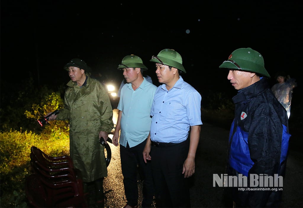 A las 23:00 horas del 12 de septiembre, el nivel del agua en el río Hoang Long en Ben De era de 4,91 m.