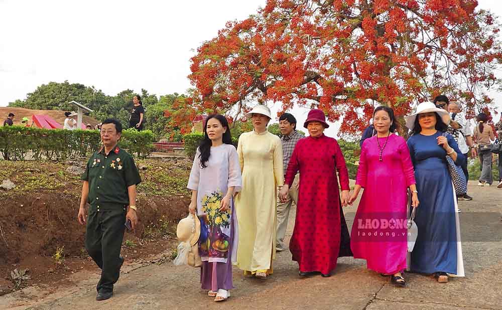 Đặc biệt từ khi có tuyến bay thẳng từ TP Hồ Chí Minh đến Sân bay Điện Biên, rất nhiều du khách từ các tỉnh phía nam lần đầu có cơ hội đặt chân đến mảnh đất Điện Biên lịch sử.