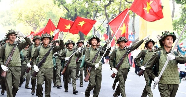 Beeindruckende Momente, als 8.000 Menschen die Szene des Capital Liberation Day am Hoan-Kiem-See aufführten