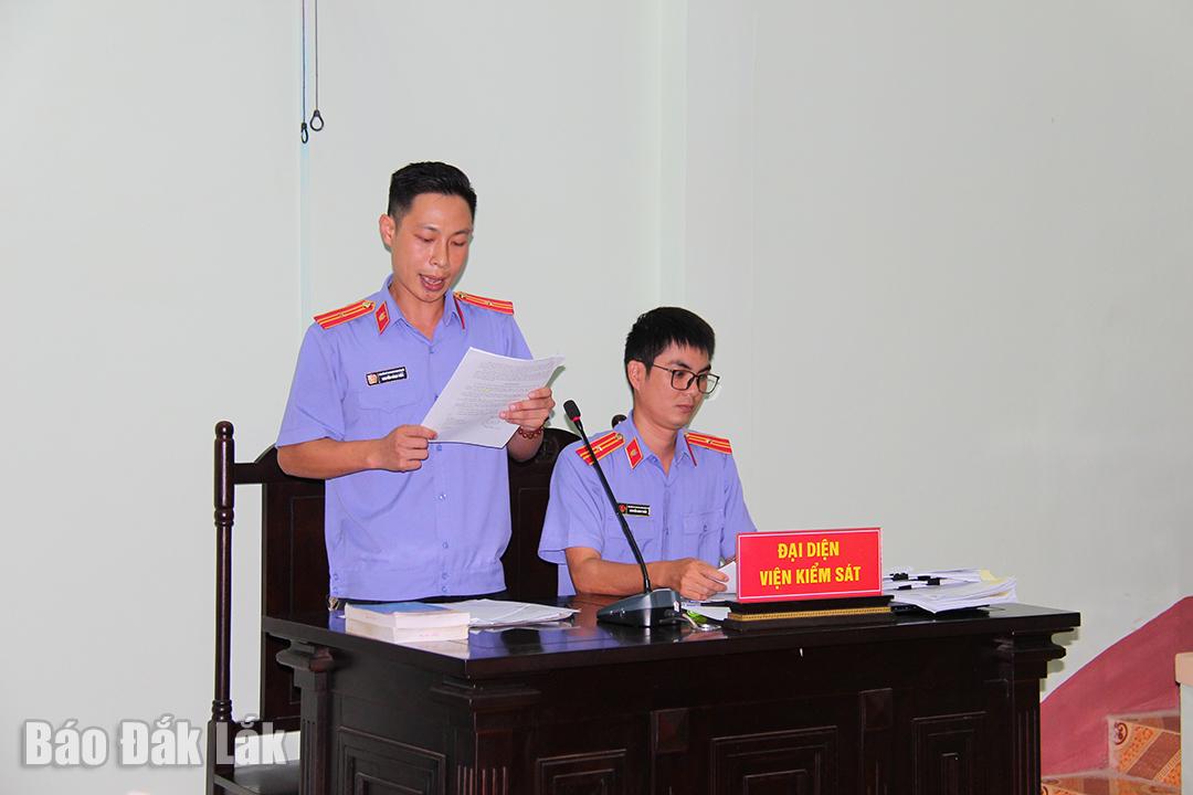 Representative of the People's Procuracy of Krong Pac district read the indictment in court.